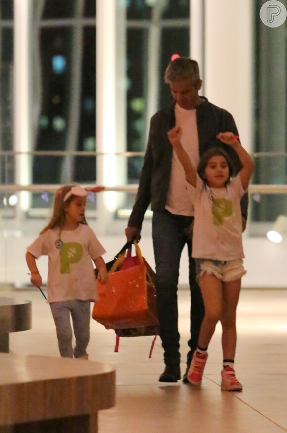 Otaviano Costa levou a filha, Olívia, de 6 anos, e uma amiguinha dela para jantar em restaurante japonês, no shopping Village Mall, na noite desta quarta-feira, 12 de abril de 2017