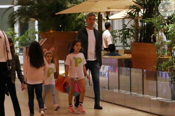 Otaviano Costa levou a filha, Olívia, de 6 anos, e uma amiguinha dela para jantar em restaurante japonês na noite desta quarta-feira, 12 de abril de 2017