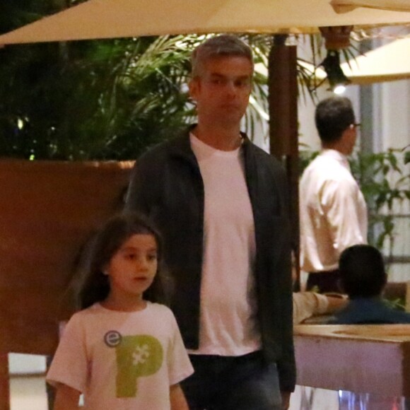 Otaviano Costa levou a filha, Olívia, de 6 anos, e uma amiguinha dela para jantar em restaurante japonês na noite desta quarta-feira, 12 de abril de 2017