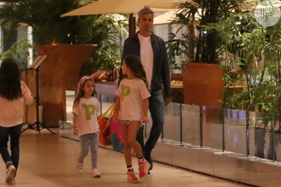 Otaviano Costa foi a um shopping levar a filha, Olívia, para jantar