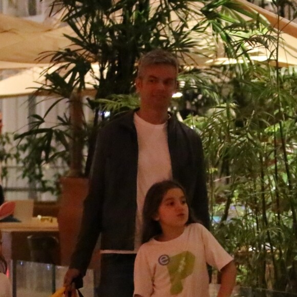 Olívia, filha de Otaviano Costa e Flávia Alessandra, teve a companhia de uma amiguinha no jantar em restaurante japonês