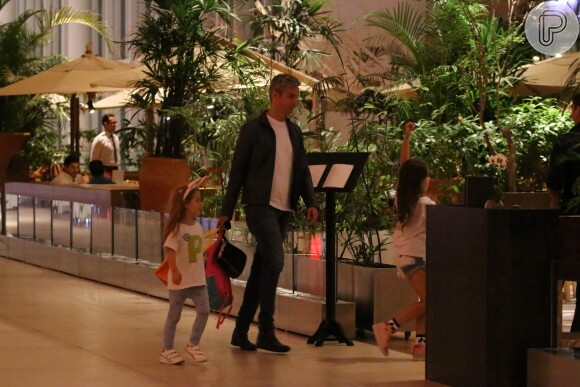 Olívia, de 6 anos, se divertiu ao chegar em restaurante japonês, acompanhada do pai, Otaviano Costa, na noite desta quarta-feira, 12 de abril de 2017