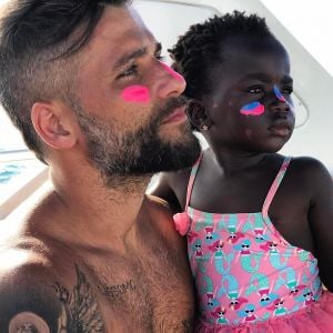 Bruno Gagliasso apareceu ao lado da filha, Títi, trocando um selinho em foto no Instagram, nesta quinta-feira, 13 de abril de 2017