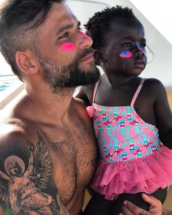 Bruno Gagliasso apareceu ao lado da filha, Títi, trocando um selinho em foto no Instagram, nesta quinta-feira, 13 de abril de 2017