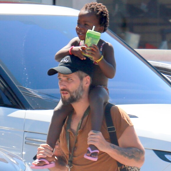 Em foto com Títi, Bruno Gagliasso festejou seu aniversário de 35 anos nesta quinta-feira, 13 de abril de 2017