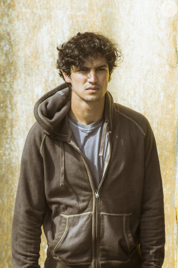 Gustavo (Gabriel Leone) é um jovem recrutado por Túlio (Caio Blat) na luta contra a Ditadura, na supersérie 'Os Dias Eram Assim'