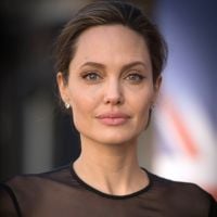Angelina Jolie planeja casamento com britânico e surpreende Pitt, diz revista