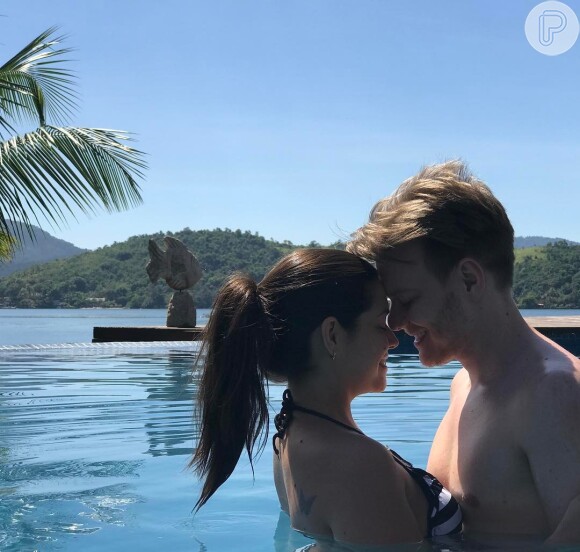 Michel Teló postou uma foto com a mulher nas férias e se declarou: 'Companheira para a vida'
