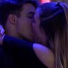 Ex-BBB Antonio e a americana Alyson trocaram beijos e movimentaram o edredom durante a passagem do gêmeo pelo reality espanhol