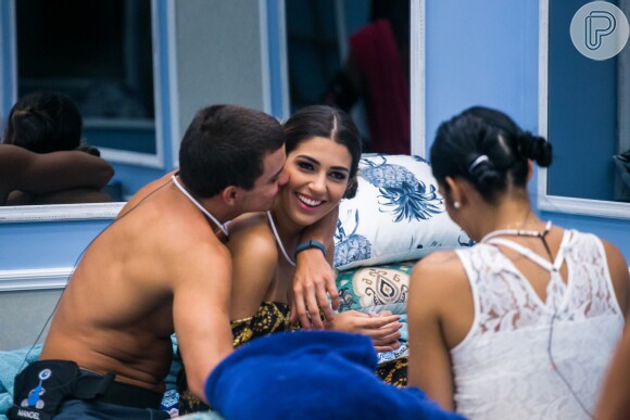 A ex-BBB Vivian se defendeu dos rumores de que não gostava de Manoel, do 'Big Brother Brasil': 'É porque ele é romântico e eu estava um pouco assustada em viver um relacionamento dentro do programa'