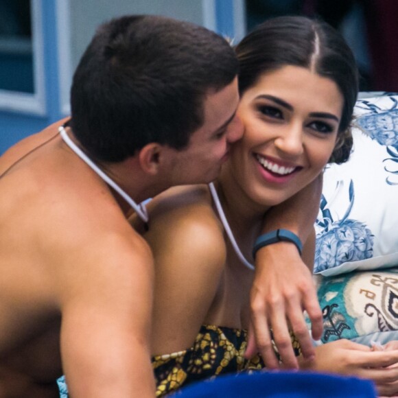 A ex-BBB Vivian se defendeu dos rumores de que não gostava de Manoel, do 'Big Brother Brasil': 'É porque ele é romântico e eu estava um pouco assustada em viver um relacionamento dentro do programa'