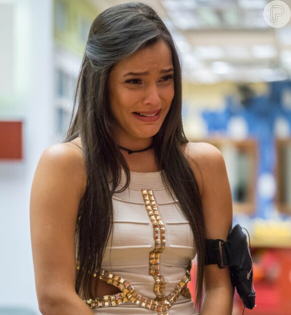 Ex-BBB Emilly chora ao falar de campanha feita por Marcos contra ela: 'Triste'