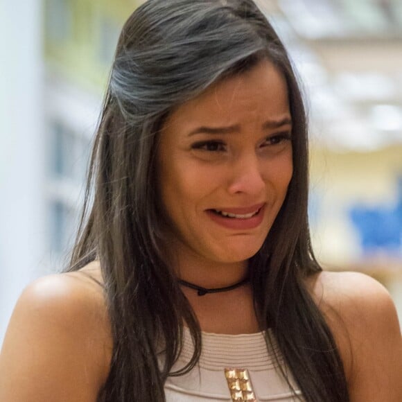 Ex-BBB Emilly chora ao falar de campanha feita por Marcos contra ela: 'Triste'