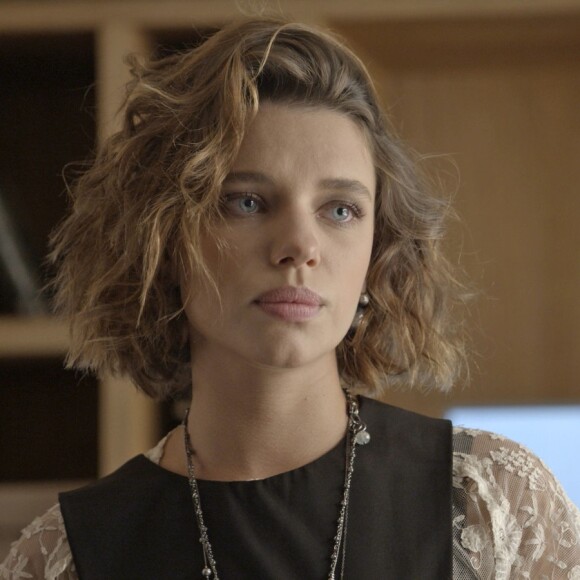 Ao entrar no apartamento, que foi cedido por Anita (Lua Blanco), Cibele (Bruna Linzmeyer) descobre a traição de seu noivo