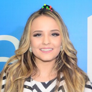 Solteira, Larissa Manoela garantiu ser romântica com limites