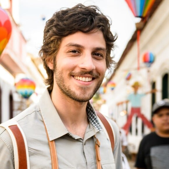 'Era uma garota mais velha que eu, e meu pai meio que me deu uma força. agora ele está com duas filhas, uma de 9 e outra de 6. Quero ver dar força, pai', brincou Chay Suede