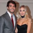 Kaká posa com namorada e se irrita com fã que criticou divórcio nesta sexta-feira, dia 14 de abril de 2017