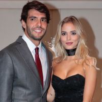 Kaká posa com namorada e discute com fã que criticou divórcio: 'Não é Deus'