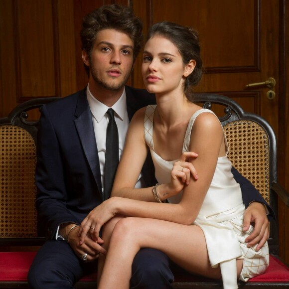 'Eu peguei o telefone dela e comecei a mandar umas mensagens descaradas, tipo sem nenhuma vergonha na cara', relembra Chay Suede em entrevista ao canal do Youtube 'Hotel Mazzafera', nesta sexta-feira, 14 de abril de 2017