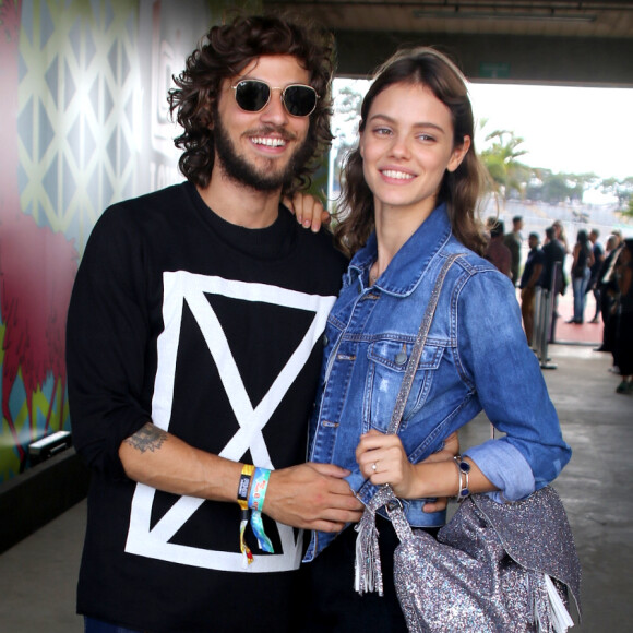 Chay Suede conta que o primeiro encontro com Laura Neiva aconteceu quase dois anos após se conhecerem