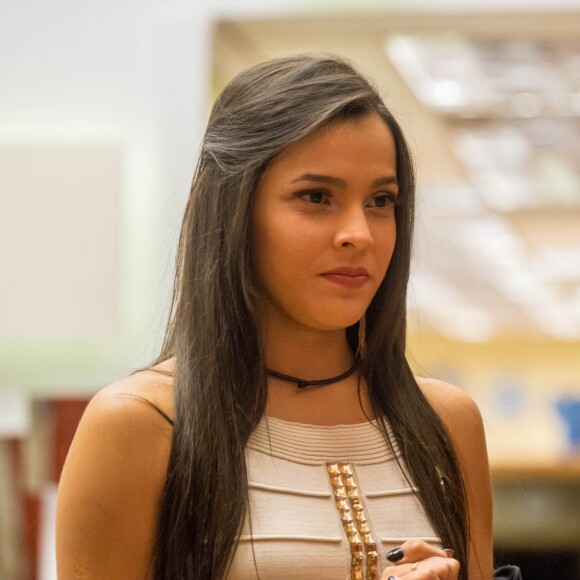 Ex-'BBB17' Emilly é intimada a prestar depoimento por suposta agressão de Marcos