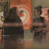Ana Carolina e Leticia Lima conversam no interior do restaurante japonês
