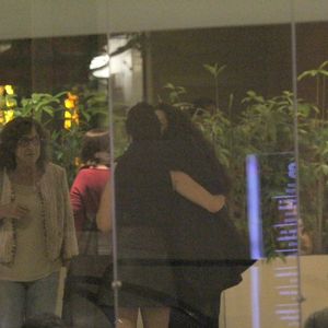 Ana Carolina e namorada, Leticia Lima, trocam carinhos antes de entrar no restaurante