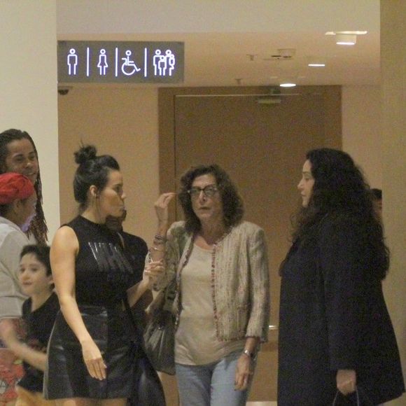 Ana Carolina e namorada, Leticia Lima, vão juntas a restaurante na Barra, Zona Oeste do Rio de Janeiro