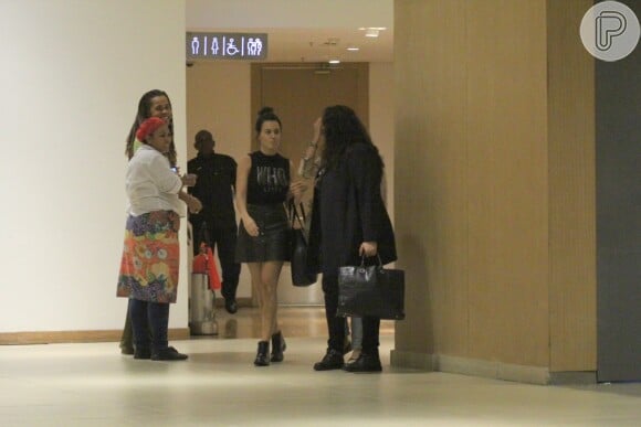 Ana Carolina conversa com a namorada, Leticia Lima, ao deixar banheiro do shopping