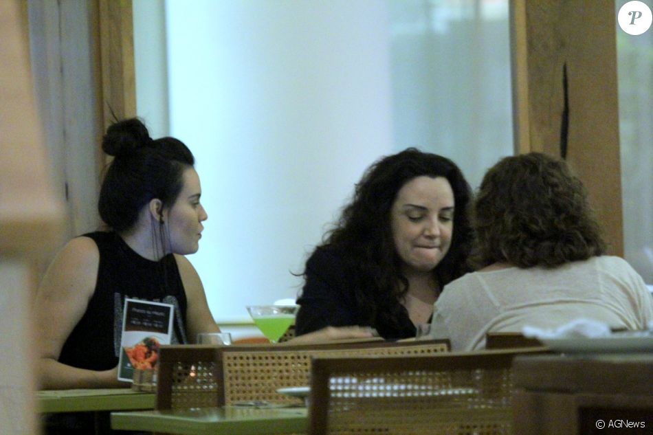 Ana Carolina e namorada, Leticia Lima, vão juntas a restaurante no feriado desta sextafeira (14 Ana Carolina e namorada, Leticia Lima, vão juntas a restaurante no feriado desta sextafeira (14