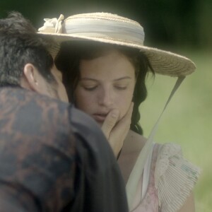 Chalaça (Romulo Estrela) beija Domitila (Agatha Moreira) durante um piquenique, na novela 'Novo Mundo'