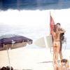 Cauã Reymond e Mariana Goldfarb trocaram beijos assim que o ator saiu do mar