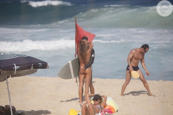 Cauã Reymond e Mariana Goldfarb esquentaram as areias da praia