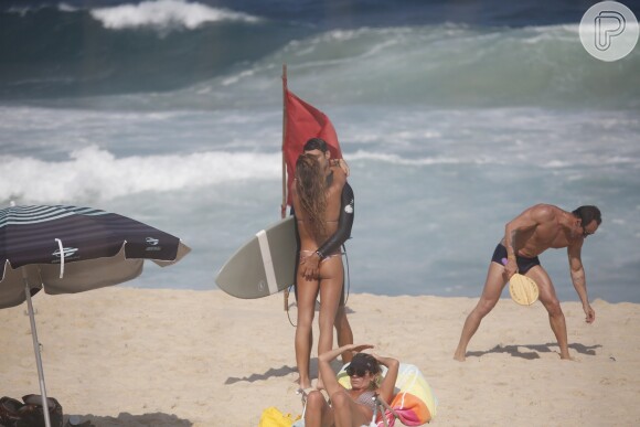 Cauã Reymond e Mariana Goldfarb trocaram beijos na praia de Grumari, no Rio