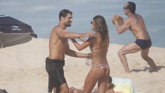 Cauã Reymond troca beijos com a namorada na praia e mão boba chama a atenção