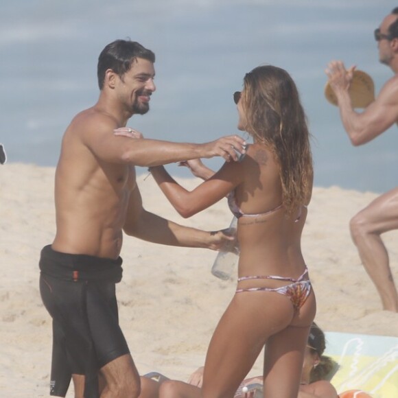 Cauã Reymond curtiu momentos de descontração neste sábado, 15 de abril de 2017, ao lado da namorada, Mariana Goldfarb