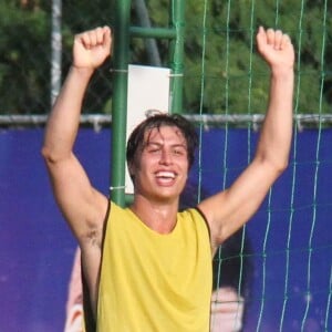 Francisco Vitti festeja gol marcado em partida de futebol