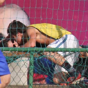 Francisco Vitti comemora gol dando um beijo em Amanda de Godoi