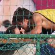 Francisco Vitti beija Amanda de Godoi em jogo neste sábado, dia 16 de abril de 2017