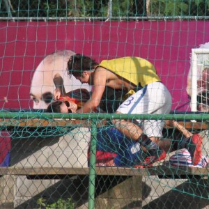 Francisco Vitti abraça Amanda ao fazer um gol na partida entre amigos