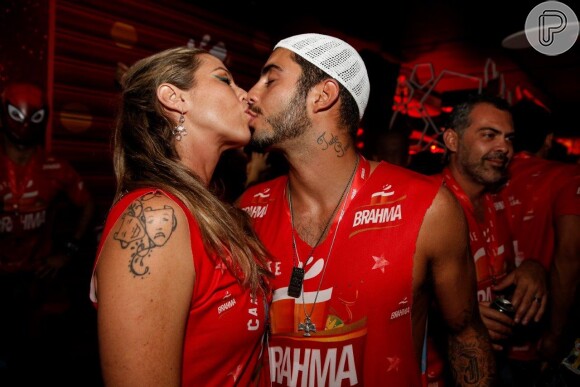 Luana Piovani beijou muito o marido, Pedro Scooby, no Camarote Brahma, na segunda-feira, 3 de março de 2014, na Marquês de Sapucaí