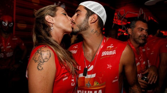 Luana Piovani comemora com beijos os três anos de romance com Pedro Scooby