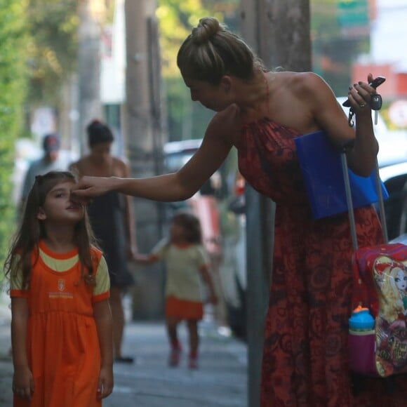 Grazi Massafera desejou 'Feliz Páscoa' ao seguidores com uma foto de biquíni ao lado da filha, Sofia