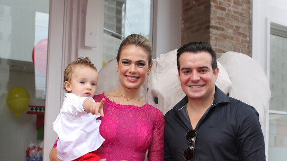 Thaís Pacholek e Belutti comemoram o 1º ano do filho, Luis Miguel, em SP