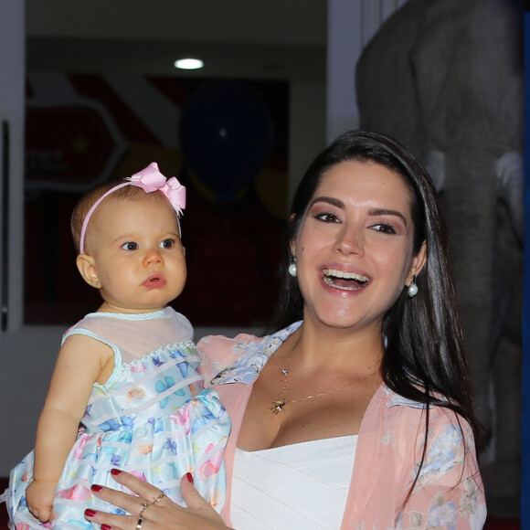 Thais Fersoza levou a filha Melinda para a comemoração