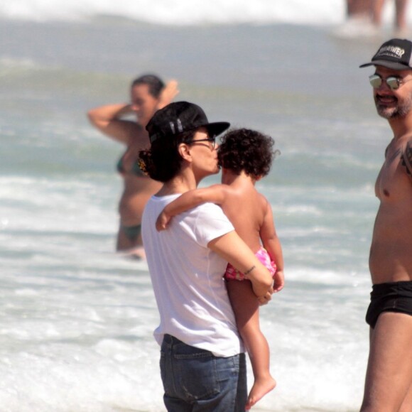 Carolina Ferraz também estava acompanhada pelo marido, Marcelo Marins