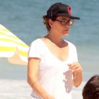 Carolina Ferraz brinca na praia com a filha caçula, mas deixa biquíni em casa