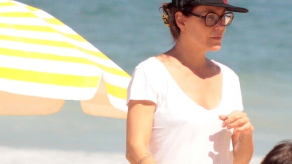 Carolina Ferraz brinca na praia com a filha caçula, mas deixa biquíni em casa