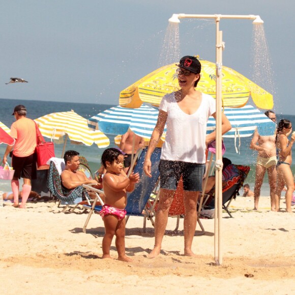 Carolina Ferraz estava acompanhada por sua filha caçula, Anna Izabel