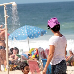 Carolina Ferraz não ficou de biquíni e optou por roupas largas e confortáveis